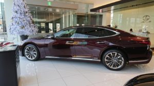 先週土曜日はレクサス宝塚を訪れ、空気圧センサーの登録と新型LSの試乗をしてみた